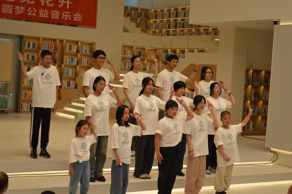 愛心與支持 杭州市微亮公益服務中心的志工學生們在行動中（記者 方為亮 攝）